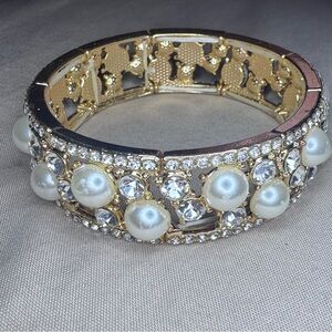 Elegant Gold and Pearl Bracelet